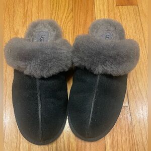 UGG Slippers Barely worn! 9M